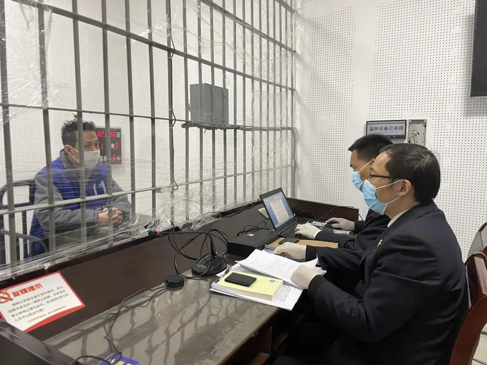 刑事案件什么时候请律师？律师会见、取保候审、阅卷和庭审分别做什么